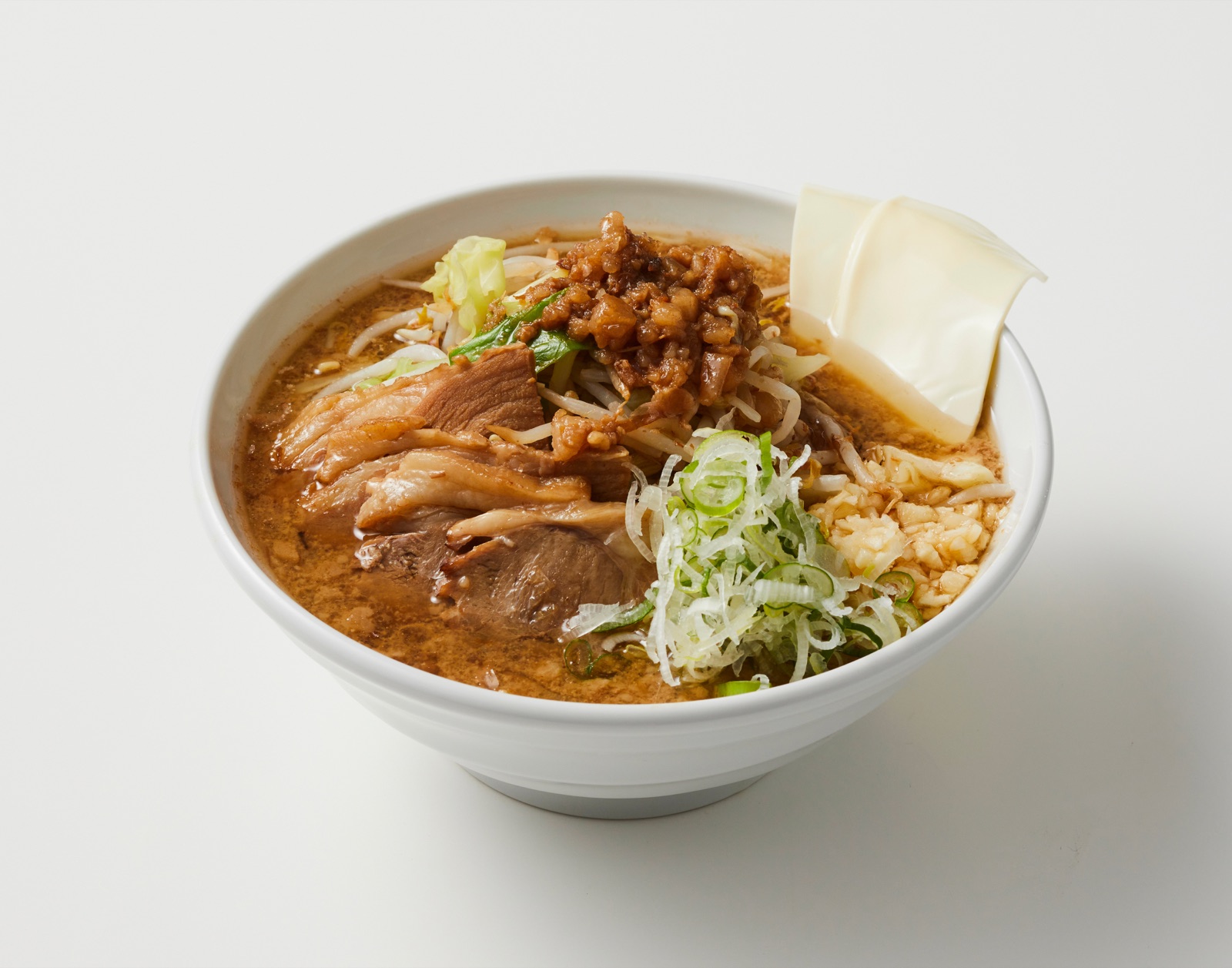 白い器に盛り付けた新日食のラーメン