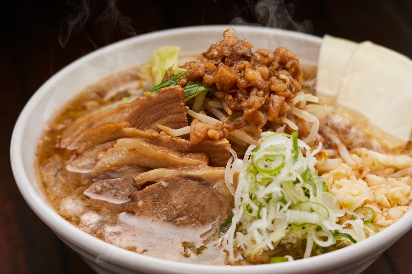 具材を盛り付けた新日食のラーメン