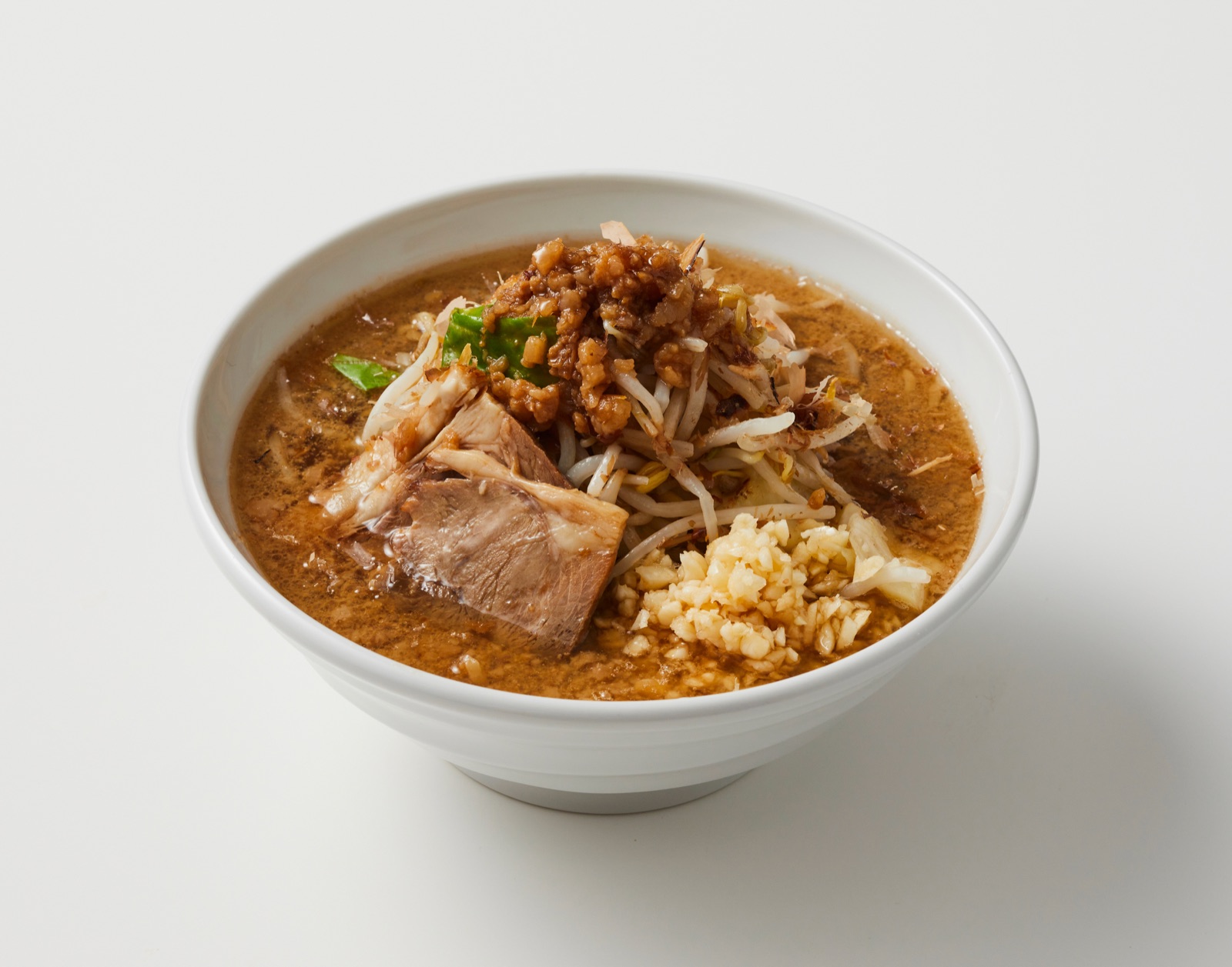 スープと具材を楽しむ新日食のラーメン