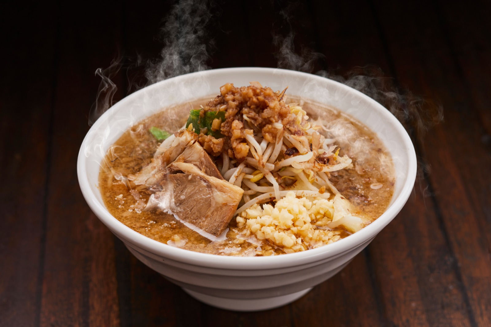 湯気の立つマシマシらーめん物語のラーメン