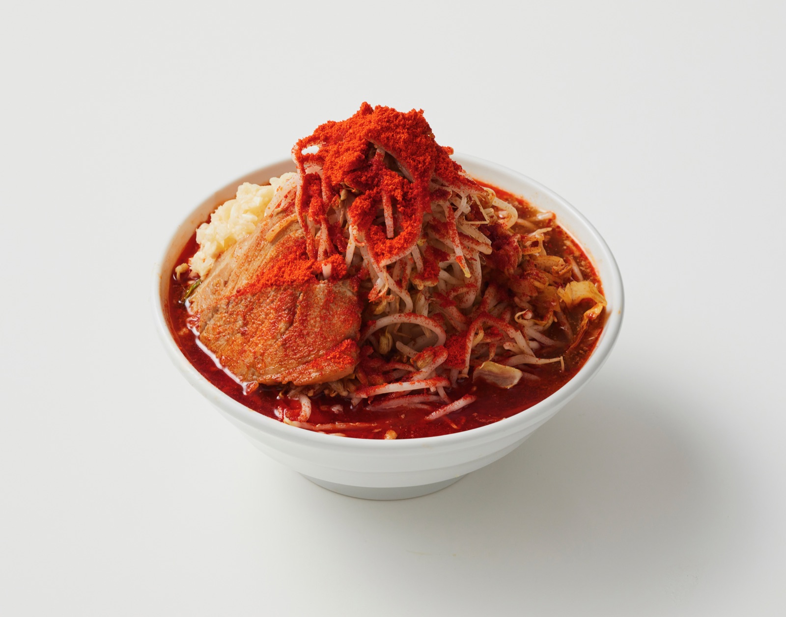 赤いスープの新日食のラーメン