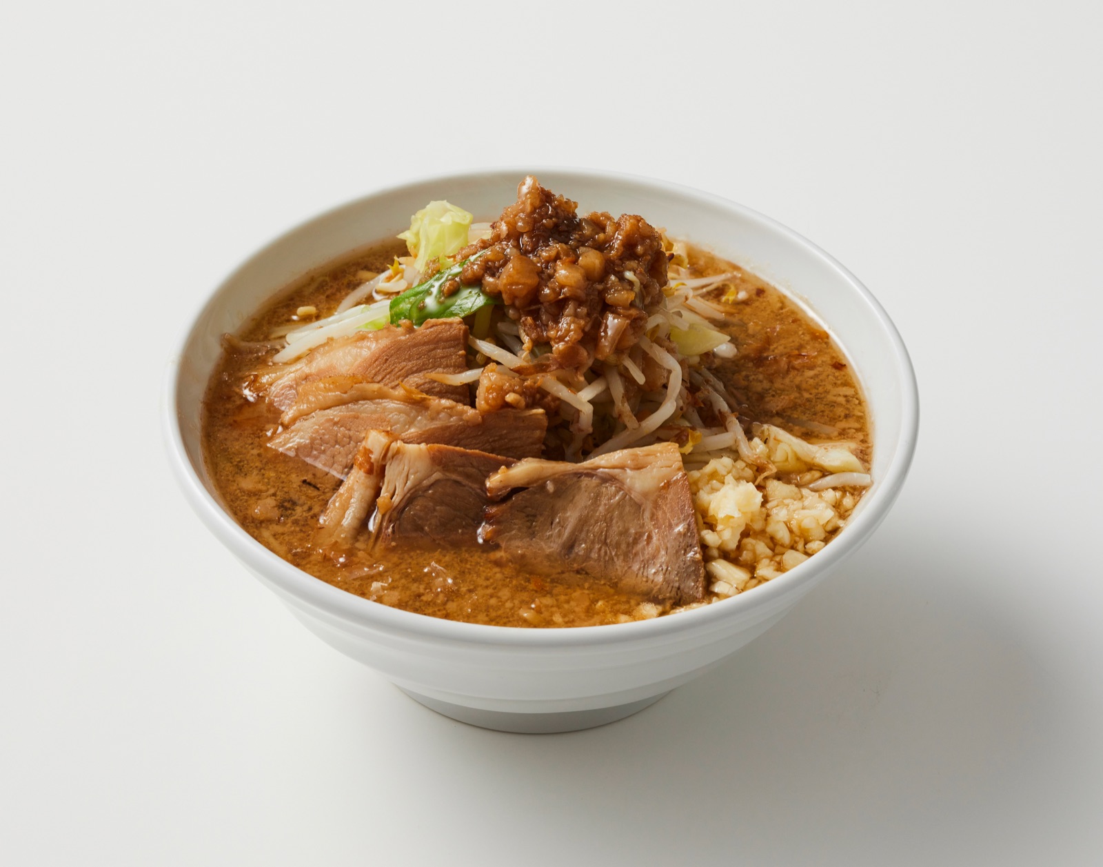 チャーシューを盛り付けた新日食のラーメン
