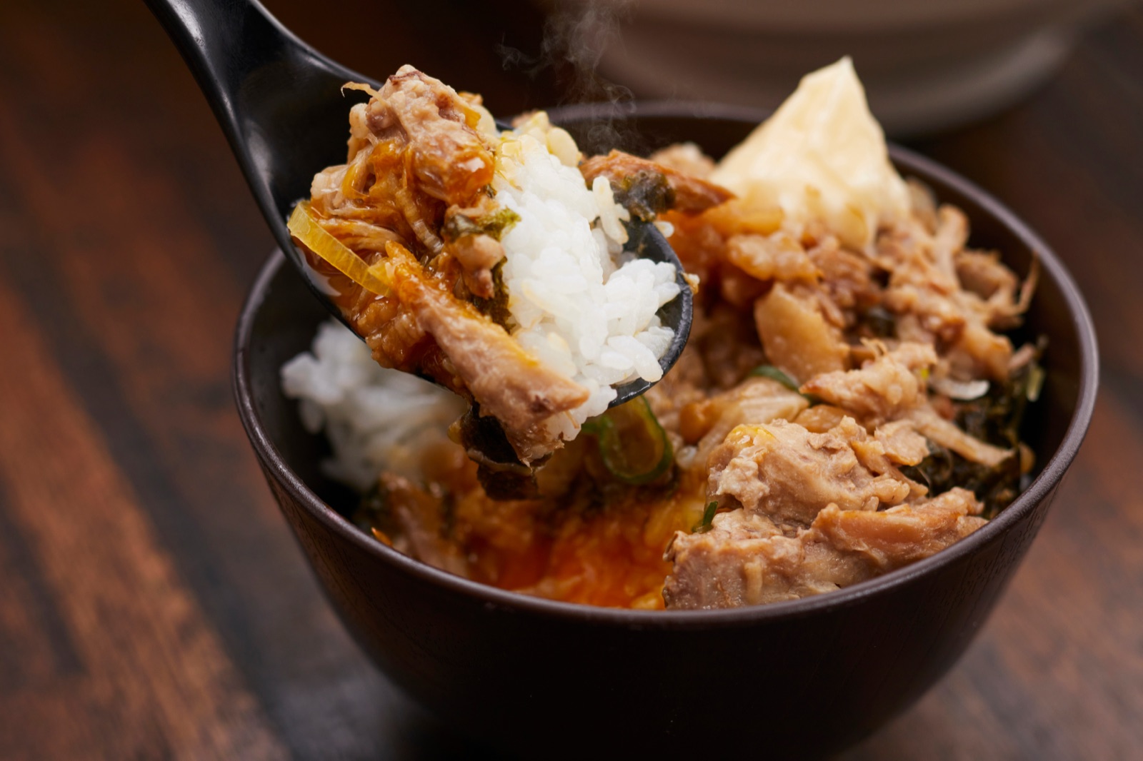れんげで一口をすくう食のブランドイメージ